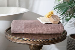 JAKARLI GEOMETRİK DESEN BORDÜRLÜ HAVLU KAHVERENGİ 70x140cm (TRY) - SERİSONU HAVLU BORNOZ